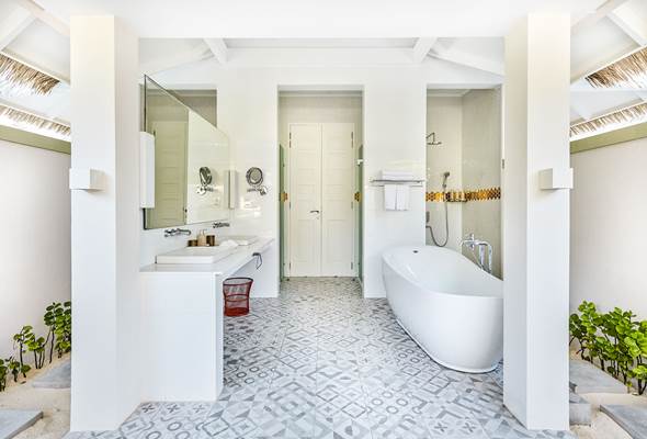 Grand Beach Suite with Pool Bathroom_2