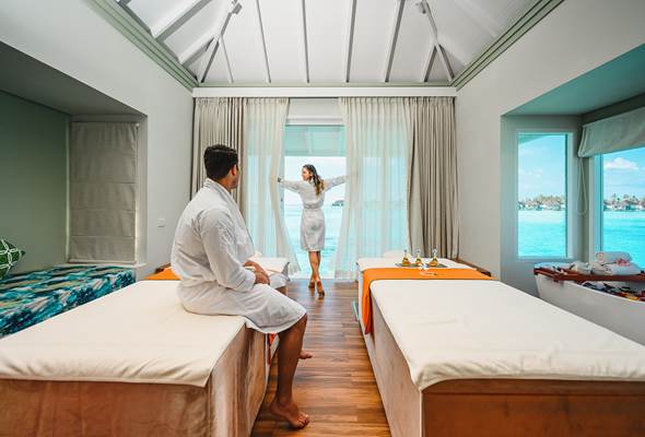 Couple at Spa Treatment room Sun Siyam Olhuveli