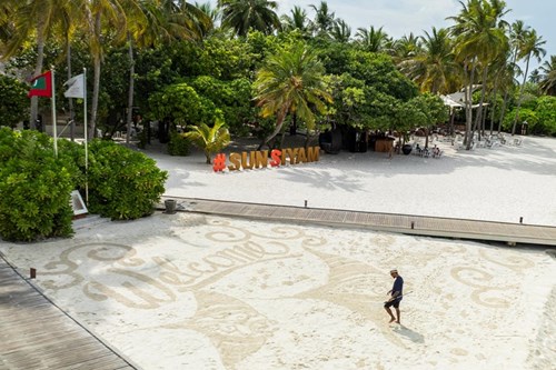 Nathaniel-Alapide-at-Sun-Siyam-Iru-Fushi - Sand Art