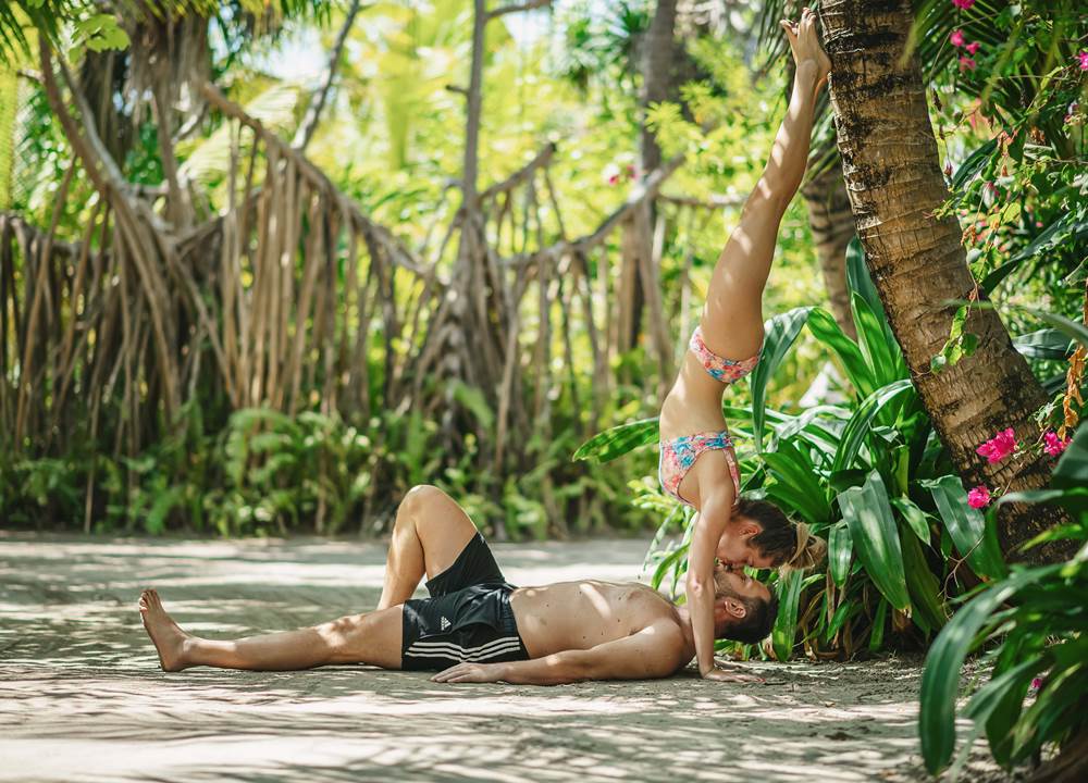 Couple kissing at iru fushi