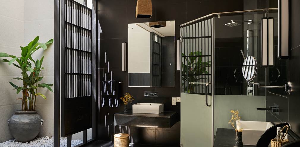 GARDEN PAVILION WITH POOL BATHROOM