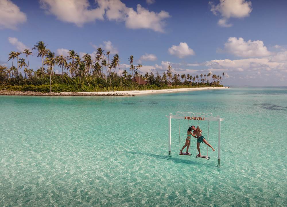 Couple at Olhuveli Swing by the sea_1