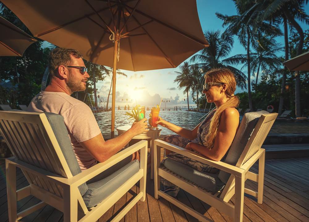 Couple drinking cockrtail at Iru Fushi