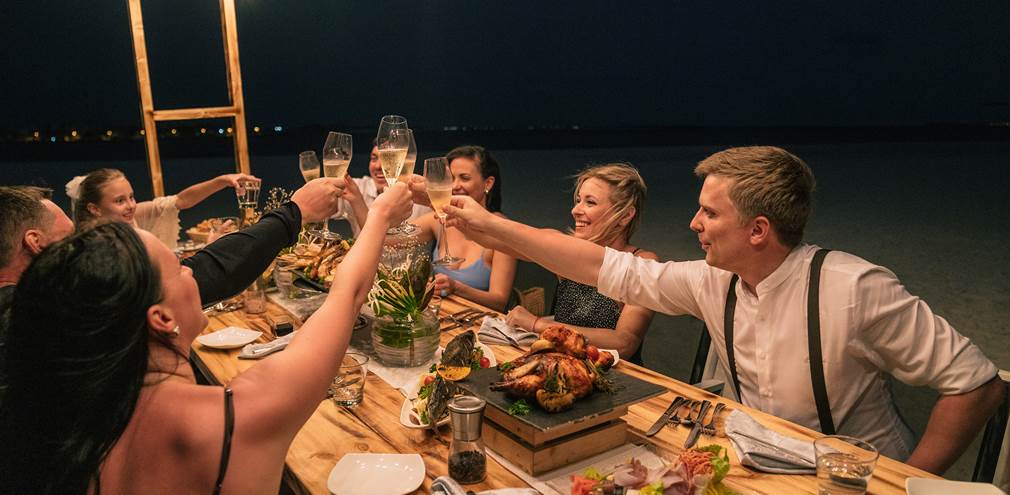Family dining Vilu Reef