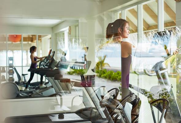 ladies doing workout at gym