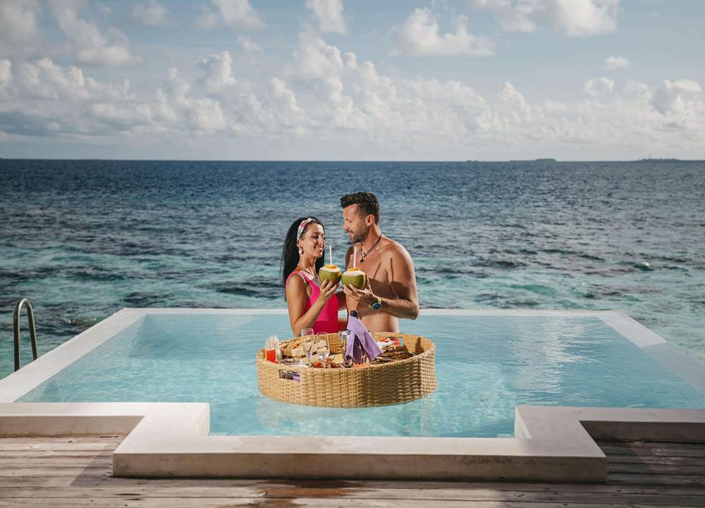 couple having floating breakfast_1