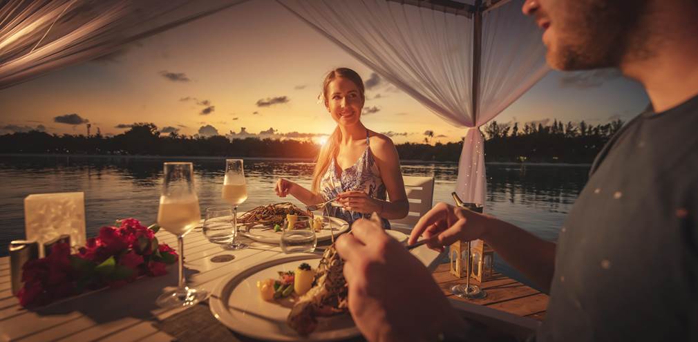 Couple at floating dinner_1