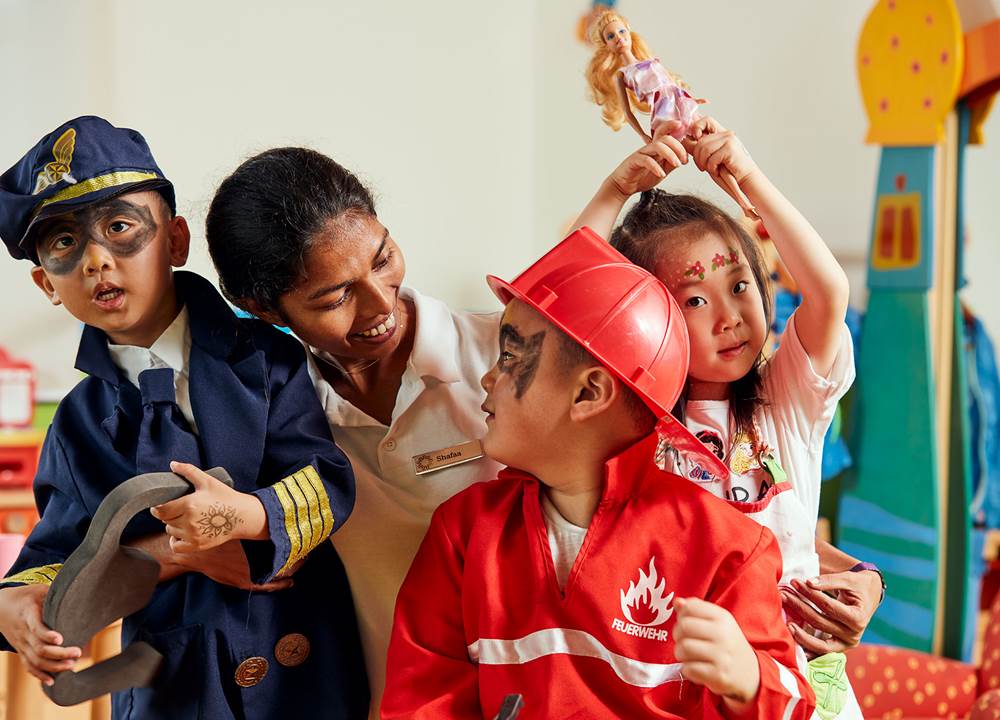 Iru Fushi Staff with kids_2