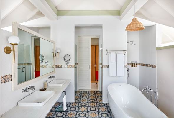Grand Beach Villa with Pool-Outdoor Bathroom_3